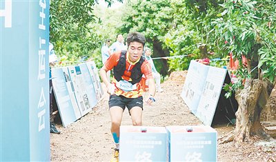 河南选手在无线电测向男子团体比赛