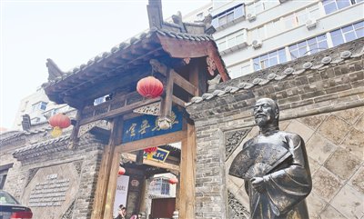 代书胡同的郑板桥雕像