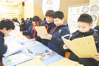 ↑郑州群英中学科技社团 ←文化绿城小学特色作业展