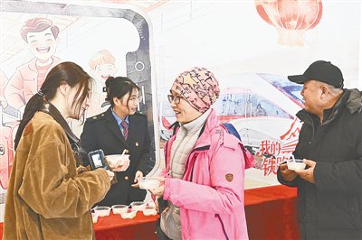 　　开封车站工作人员为游客送上汤圆。昨日，开封车站迎来客流小高峰，往来旅客络绎不绝。春运期间，开封车站客运量持续走高，单日旅客发送量最高突破3.7万人次。本报记者 李新华 摄