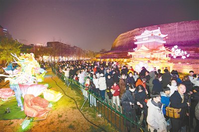 　　昨日，阜民里焕新亮相，街区内花灯璀璨、市民如潮，吃喝玩乐一应俱全，处处洋溢着喜庆氛围。现场非遗技艺集中展示，传统手艺与现代潮流相融，让市民在逛吃赏灯中感受文化魅力。 本报记者 徐宗福 摄