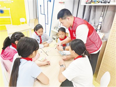 沙口路小学的孩子们跟随科学老师做实验探索自然奥秘