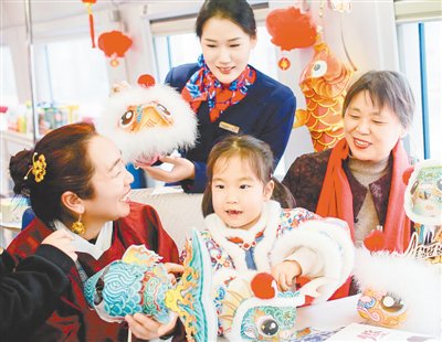 　　昨日，国铁集团郑州局郑州客运段在焦作开往深圳北的G1191次列车上举行“鱼灯耀高铁 策马闹元宵”主题活动，河南商丘非遗鱼灯展示、鱼灯DIY、舞蹈等节目轮番呈现，飞驰的高铁成为流动的文化展厅。 本报记者 张华 摄