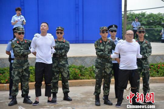 图为两名被执行死刑的罪犯. 洪坚鹏 摄