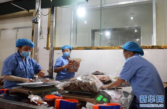 8月23日,南阳市宛城区汇金食品有限公司生产车间,工人在包装辣条.