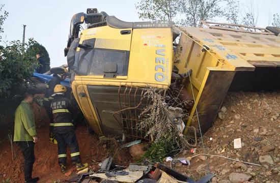 渣土车翻车司机被困驾驶室汝阳消防紧急救援