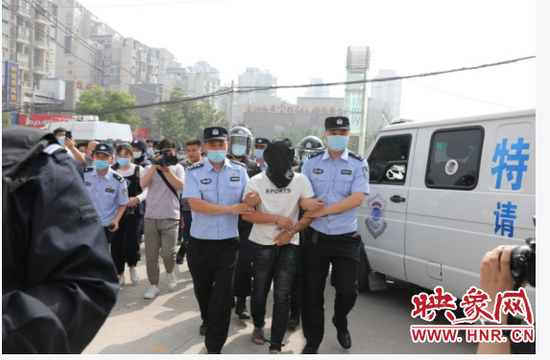 分享到  为了迅速掌握犯罪嫌疑人的作案轨迹,专案组民警分班日夜运转