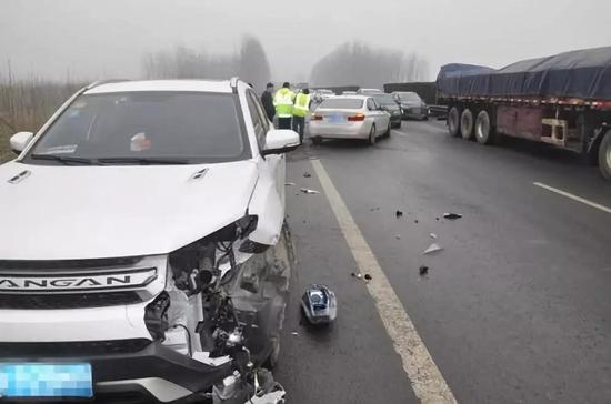 宁洛高速三车相撞现场一片狼藉记录仪拍下车祸全过程