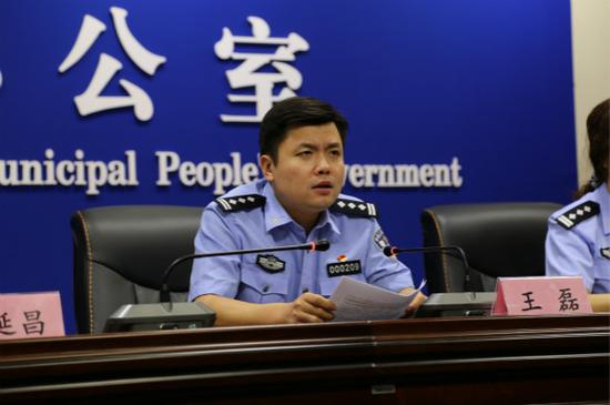 (许昌市公安局党委副书记,副局长王磊通报了扫黑除恶成果)