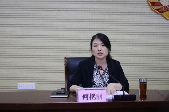 会上,何艳丽通报了社市委推进"十个一"活动所取得的成效:一是微信公众