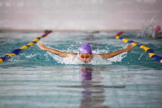 受益者,她获得了2016年全国少儿游泳分区赛100米蝶泳和50米自由泳冠军