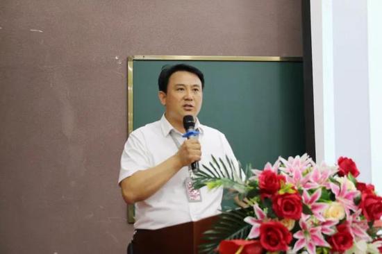 号召晨钟全体教师争做新时代有责任担当的好教师