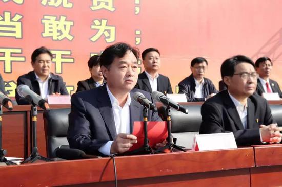 县委副书记,县长路标主持大会.