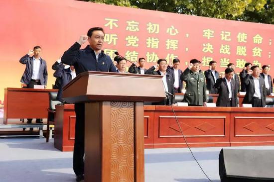 县委书记,县脱贫攻坚指挥部政委梁辉向脱贫攻坚20个战区授旗.