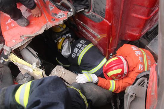 安阳市消防支队汤阴县中队迅速出动3部消防车15名消防员赶赴事故现场.