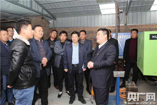 2018年11月16日,杞县县委书记韩治群到邢口镇马庄村脱贫户家中调研