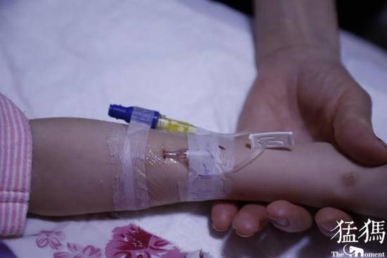 河南9岁重症女孩牙牙学语看哭网友 姥姥每天啃馒头