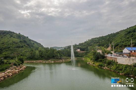 7月30日,游客在河南省平顶山市宝丰县观音堂林站石板河村体验"喊泉".