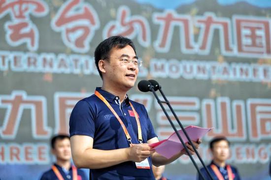 中共焦作市委常委,修武县委书记郭鹏主持了开幕式,云台山景区管理局