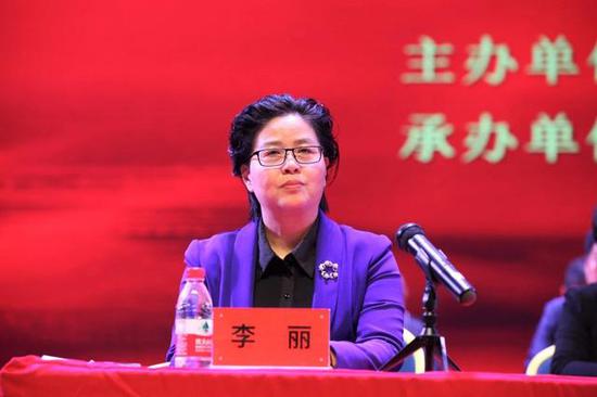 河南华信阳光教育科技集团董事长李丽致欢迎词