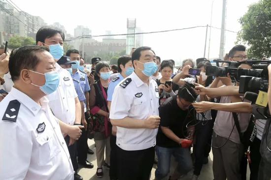 分享到    5月17日上午,郑州市副市长,市公安局长马义中从受害群众手