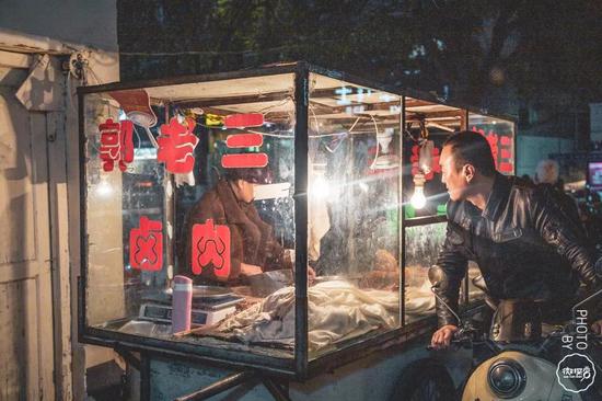 小推车上的卤肉,出摊三十年,为啥一直深受酒肉朋友的喜爱?
