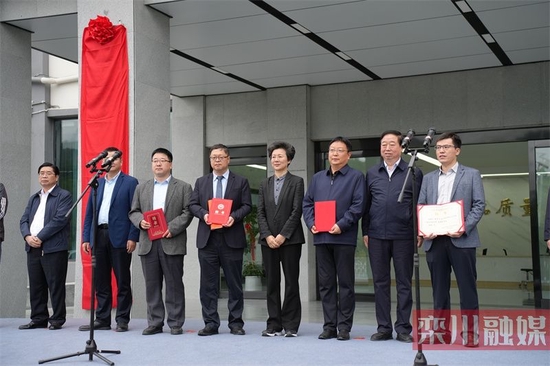 仪式上,河南大学党委常委,副校长许绍康和栾川县委书记赵莉共同为河南