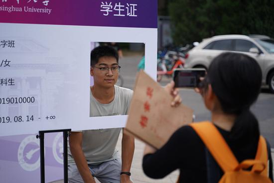 清华新生在"学生证"卡板前留影 刘一凡/摄