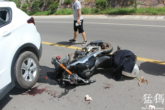 关键时刻没戴头盔洛阳男子骑车与汽车相撞摔得头脸血流