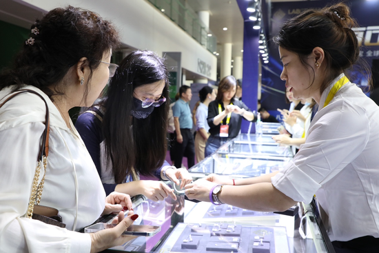 首日观展超3万人次两大展会璀璨了郑州