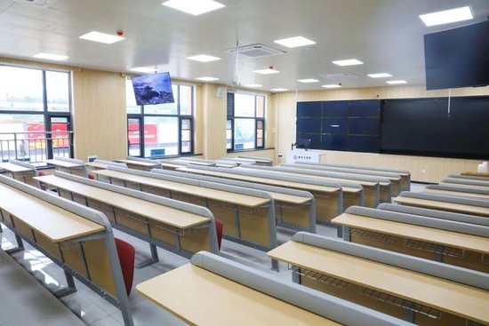实验室△信工学院教学楼宏伟高大的楼宇,宽敞明亮的教室,设施齐全的