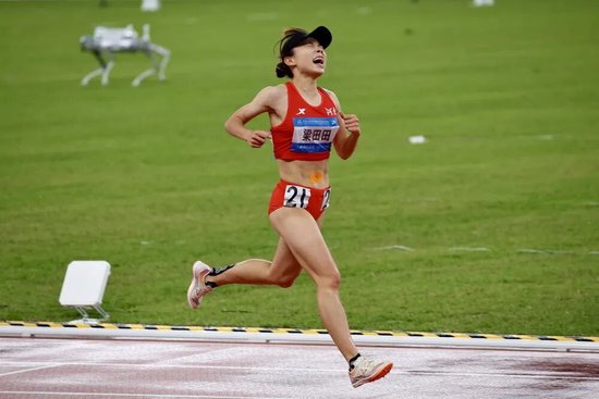 河南选手梁田田雨中强势夺金 刷新个人最佳成绩