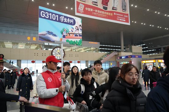 国铁集团郑州局开行新年首趟学生专列