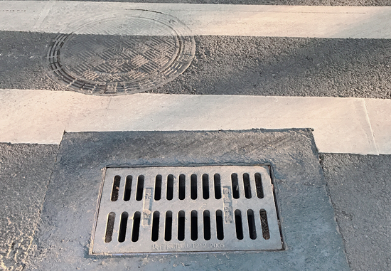 107人查盖郑州开展城市道路窨井盖大普查行动