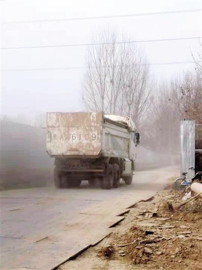 曝光郑州高新区一工地尘土满天飞