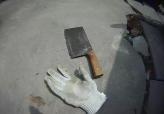 妇女所持菜刀,被砍出多处缺口