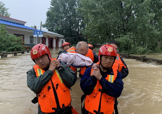一组让你泪奔的图片抗洪抢险风雨无阻为河南消防点赞