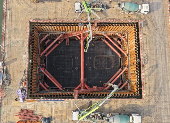 焦平铁路洛阳黄河公铁大桥主桥水中墩首个承台浇筑完成