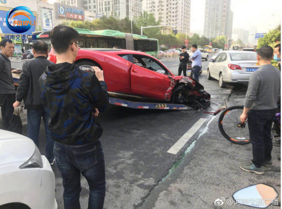 郑州街头法拉利出车祸殃及七车交警系陕西临时号牌