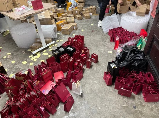 金价跌破860元/克，郑州有金店一天卖出十几公斤，手镯一天补三次货都不够