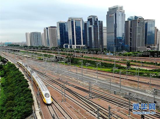 8月13日,高速综合检测列车行驶在郑州东站附近的线路上.