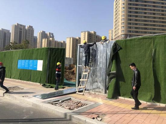 郑州集中拆除14处违法施工围挡4710余平方米