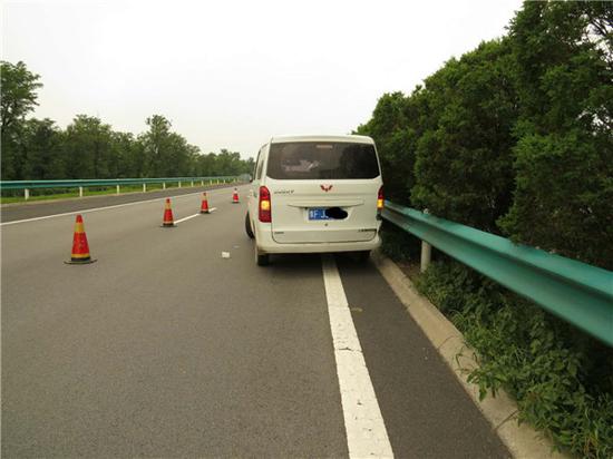 范辉高速上跟车太近豫牌面包车撞成大花脸