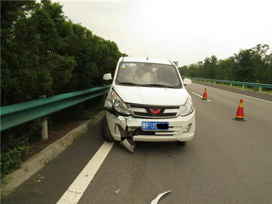 范辉高速上跟车太近豫牌面包车撞成大花脸