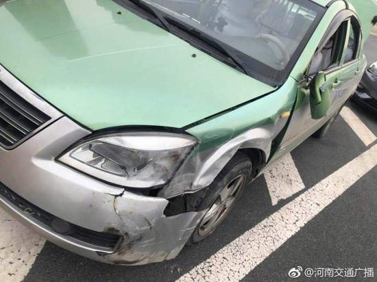 郑州中州大道长江路发生事故 一辆出租车与别克相撞