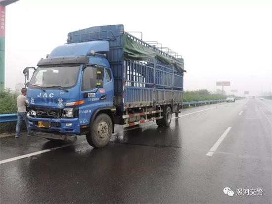 漯河新能源车上高速后电量不足 被货车追尾致1人死亡