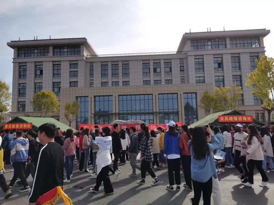 商丘医专校党委书记胡世甫,党委副书记张松峰,副校长何红玲,贾梅到