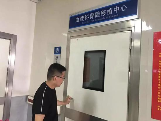 图为李岩在手术室外等女儿