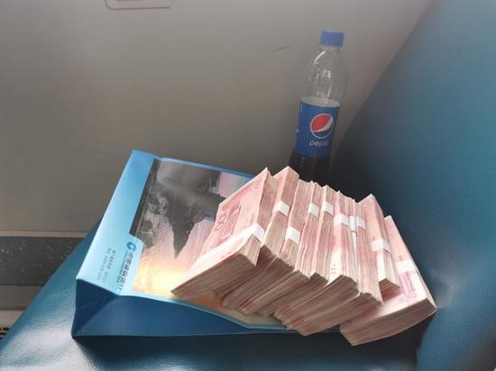 郑州退休老人遗落十万元现金一车乘客帮忙找回