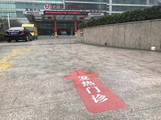 河南省人民医院"发热门诊"指示随处可见
